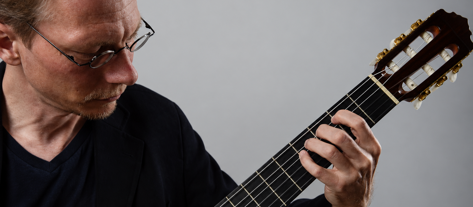 Gitarrist spielt klassische Gitarre
