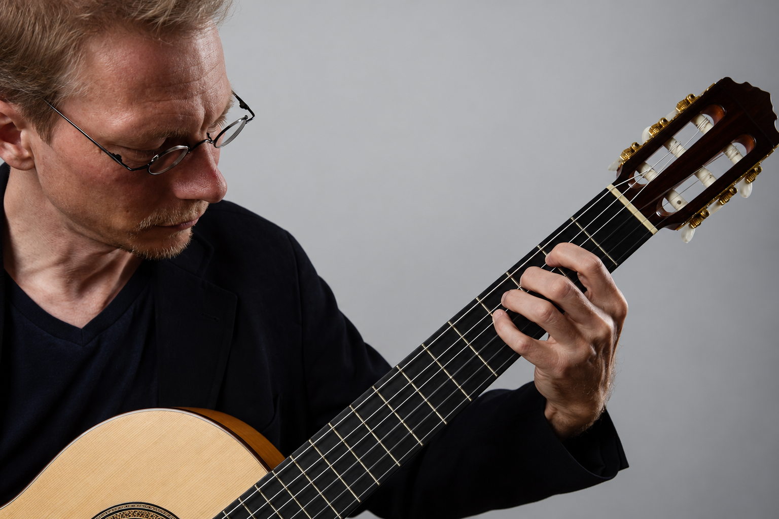 Gitarrist spielt klassische Gitarre