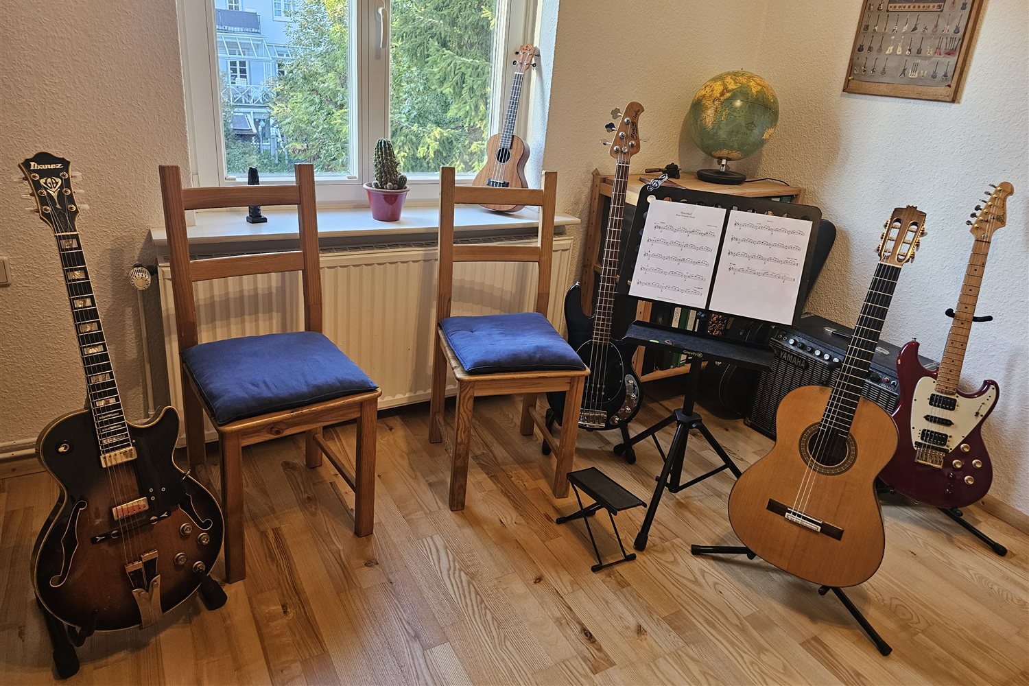 Unterrichtsraum mit Gitarren und Notenpult